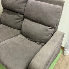 グレーゆったりソファーの画像