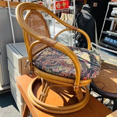 ラタン 回転イス 籐椅子 回転チェア ラタンチェア 座椅子 クッション付き 和モダン 和室 洋室兼用 背もたれ 籐家具 円形座面 回転式チェア 籐回転椅子 アジアン リゾート ヴィンテージ / Rattan Swivel Chair Cushion Japanese Modern Asian Vintage Bamboo Rotating Seat の画像