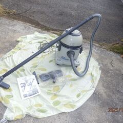 業務用乾湿両用クリーナー  VC-7016  掃除機として使用、水、砂、などの吸引が出来 ホースを吹き出し口に付け替えると、ブロアーが出来ます。の画像