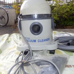 業務用乾湿両用クリーナー  VC-7016  掃除機として使用、水、砂、などの吸引が出来 ホースを吹き出し口に付け替えると、ブロアーが出来ます。の画像