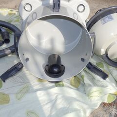 業務用乾湿両用クリーナー  VC-7016  掃除機として使用、水、砂、などの吸引が出来 ホースを吹き出し口に付け替えると、ブロアーが出来ます。の画像