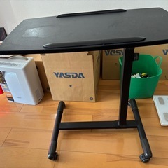 【11/28 17時現在まとめ引取り希望の方と交渉中につき返信お待ちください】テーブル2つテーブル2つセット（ベッド対応可能と小さな物置テーブル）の画像