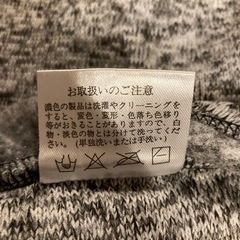 フリース素材のフード付きネックウォーマー、柔らかく暖かい。  - 色: グレー系 - デザイン: フード付き - 素材: フリース - 特徴: 調整可能なドローストリング - 裏地: 柔らかいフリース素材　  通学用に購入しましたが 家で試しのみ、使用していません。 の画像