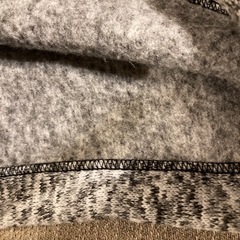 フリース素材のフード付きネックウォーマー、柔らかく暖かい。  - 色: グレー系 - デザイン: フード付き - 素材: フリース - 特徴: 調整可能なドローストリング - 裏地: 柔らかいフリース素材　  通学用に購入しましたが 家で試しのみ、使用していません。 の画像