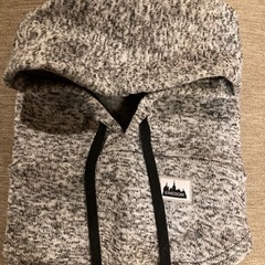 フリース素材のフード付きネックウォーマー、柔らかく暖かい。  - 色: グレー系 - デザイン: フード付き - 素材: フリース - 特徴: 調整可能なドローストリング - 裏地: 柔らかいフリース素材　  通学用に購入しましたが 家で試しのみ、使用していません。 の画像