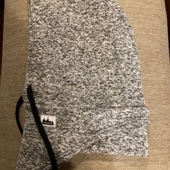 フリース素材のフード付きネックウォーマー、柔らかく暖かい。  - 色: グレー系 - デザイン: フード付き - 素材: フリース - 特徴: 調整可能なドローストリング - 裏地: 柔らかいフリース素材　  通学用に購入しましたが 家で試しのみ、使用していません。 の画像