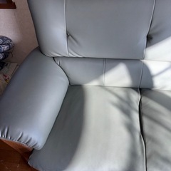 G1128 二人掛けソファ　裏面破れあり　表面は比較的綺麗めの画像