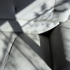 G1128 二人掛けソファ　裏面破れあり　表面は比較的綺麗めの画像