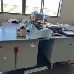 事務用スチール机と椅子のセット、差し上げますの画像