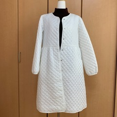 真っ白なキルティングコートの画像