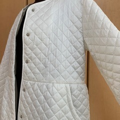 真っ白なキルティングコートの画像