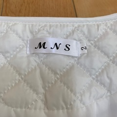 真っ白なキルティングコートの画像