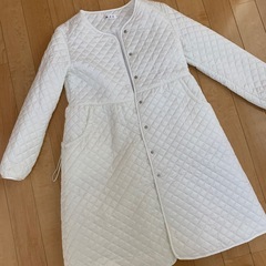 真っ白なキルティングコートの画像