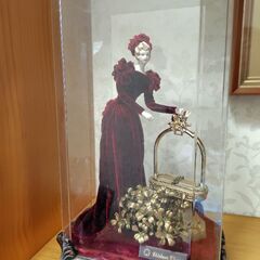 ケース入り　人形置き物　玄関、リビングにの画像