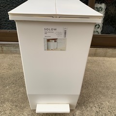 ソロウ ゴミ箱 ふた付き 45L ホワイト ペダルオープン 両開き 抗菌 加工 日本製の画像