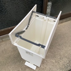 ソロウ ゴミ箱 ふた付き 45L ホワイト ペダルオープン 両開き 抗菌 加工 日本製の画像