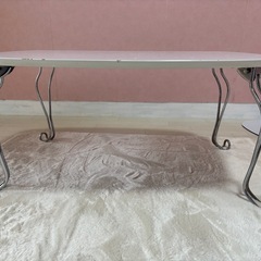 猫足の可愛いローテーブルの画像