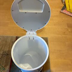 【宇都宮市】おむつ用ゴミ箱 スタイリッシュペール ホワイト／30L／部品欠品ありの画像