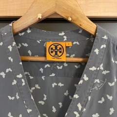 グレーブラウス　トリーバーチの画像