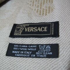 ②💗ベルサーチマフラー💗コレクション品　イタリア製　ウール１００％　プレゼントに最適の画像