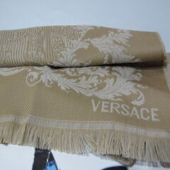 ②💗ベルサーチマフラー💗コレクション品　イタリア製　ウール１００％　プレゼントに最適の画像