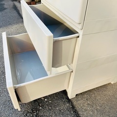 【在庫2点各売】　プラチェスト 4段 チェスト 衣装ケース 引き出し収納 脚付き ホワイト タンス 衣類収納 収納ラック クローゼット収納 スリムチェスト プラスチックチェスト / Plastic Chest 4 Tier Drawer Storage Cabinet White Closet Dresser Slim Plastic Storage Shelf Unitの画像