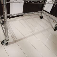 メタルラック / スチールラック 2段+コの字バー + ゴムキャスター　+ キャスター付きポール2本の画像