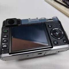 FUJIFILM FinePix X100 デジタルカメラ/シルバー/富士フイルムの画像
