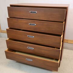 DREXEL HERITAGE(ドレクセルヘリテイジ)社のリシェル 5段チェストです。置いてあるだけでも風格のあるUSミッドセンチュリーを代表する逸品。メタルハンドルがアクセントに♪の画像