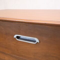 DREXEL HERITAGE(ドレクセルヘリテイジ)社のリシェル 5段チェストです。置いてあるだけでも風格のあるUSミッドセンチュリーを代表する逸品。メタルハンドルがアクセントに♪の画像