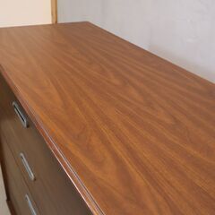 DREXEL HERITAGE(ドレクセルヘリテイジ)社のリシェル 5段チェストです。置いてあるだけでも風格のあるUSミッドセンチュリーを代表する逸品。メタルハンドルがアクセントに♪の画像