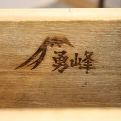 葉山ガーデン取扱いの北海道旭川家具メーカー勇峰工芸のナラ材を使用したキャビネットです。アンティーク調のクラシカルで上品なデザインのリビングボード。コレクションボードとしても◎の画像