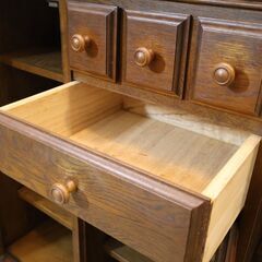 葉山ガーデン取扱いの北海道旭川家具メーカー勇峰工芸のナラ材を使用したキャビネットです。アンティーク調のクラシカルで上品なデザインのリビングボード。コレクションボードとしても◎の画像