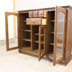 葉山ガーデン取扱いの北海道旭川家具メーカー勇峰工芸のナラ材を使用したキャビネットです。アンティーク調のクラシカルで上品なデザインのリビングボード。コレクションボードとしても◎の画像