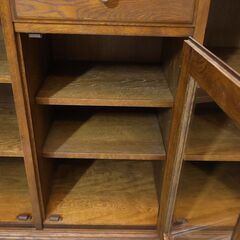 葉山ガーデン取扱いの北海道旭川家具メーカー勇峰工芸のナラ材を使用したキャビネットです。アンティーク調のクラシカルで上品なデザインのリビングボード。コレクションボードとしても◎の画像