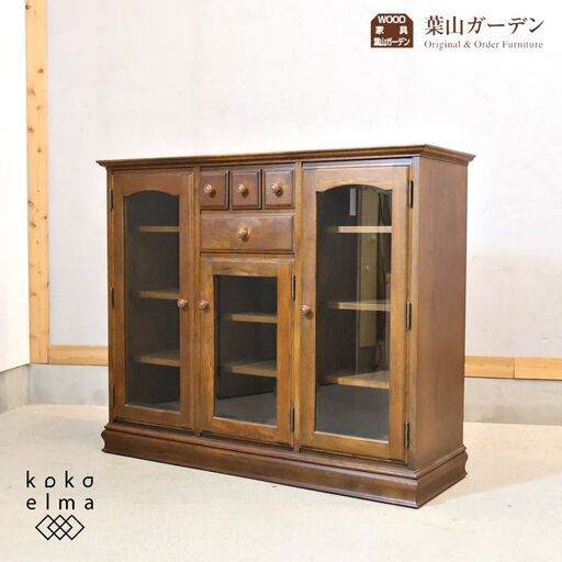 葉山ガーデン取扱いの北海道旭川家具メーカー勇峰工芸のナラ材を使用したキャビネットです。アンティーク調のクラシカルで上品なデザインのリビングボード。コレクションボードとしても◎