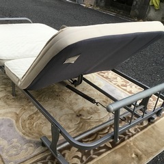 リクライニング式　
折り畳み式ベッド　シングル　の画像