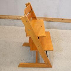 STOKKE(ストッケ)のキッズチェアーTRIPP TRAPP(トリップトラップ) ナチュラル。幼児期から大人まで末永くお使い頂ける人間工学に基づいたベビーチェアーです！の画像