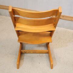 STOKKE(ストッケ)のキッズチェアーTRIPP TRAPP(トリップトラップ) ナチュラル。幼児期から大人まで末永くお使い頂ける人間工学に基づいたベビーチェアーです！の画像