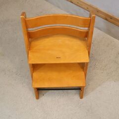 STOKKE(ストッケ)のキッズチェアーTRIPP TRAPP(トリップトラップ) ナチュラル。幼児期から大人まで末永くお使い頂ける人間工学に基づいたベビーチェアーです！の画像