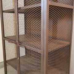 インダストリアルな雰囲気を最大限に引き立てる、存在感抜群のアイアン製メッシュキャビネットです。長年使い込まれたようなアイアンの質感と、無骨でクールなデザインが魅力的♪店舗用の什器にも◎の画像