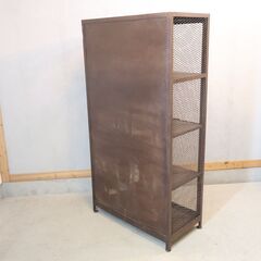 インダストリアルな雰囲気を最大限に引き立てる、存在感抜群のアイアン製メッシュキャビネットです。長年使い込まれたようなアイアンの質感と、無骨でクールなデザインが魅力的♪店舗用の什器にも◎の画像