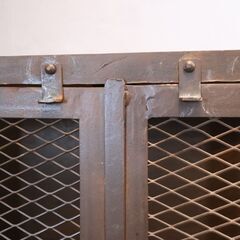 インダストリアルな雰囲気を最大限に引き立てる、存在感抜群のアイアン製メッシュキャビネットです。長年使い込まれたようなアイアンの質感と、無骨でクールなデザインが魅力的♪店舗用の什器にも◎の画像