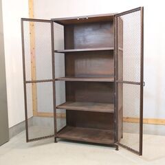 インダストリアルな雰囲気を最大限に引き立てる、存在感抜群のアイアン製メッシュキャビネットです。長年使い込まれたようなアイアンの質感と、無骨でクールなデザインが魅力的♪店舗用の什器にも◎の画像