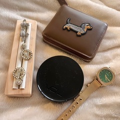 化粧品、とUNIQLO服の画像