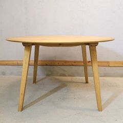 CRASH GATE(クラッシュゲート)のDECKE(デッケ)ダイニングテーブルです。オーク無垢材の木目の表情を生かした艶のない風合いはヴィンテージスタイルなど男前インテリアにおススメです♪の画像