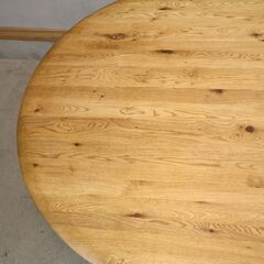 CRASH GATE(クラッシュゲート)のDECKE(デッケ)ダイニングテーブルです。オーク無垢材の木目の表情を生かした艶のない風合いはヴィンテージスタイルなど男前インテリアにおススメです♪の画像