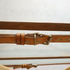 HASLEV(ハスレヴ)社の廃番稀少品、Rise＆Fall(ライズアンドフォール)リビングテーブルです。ベルト部分を好みの位置で締めることでテーブルの高さを調整できる昇降式ガラステーブル。の画像