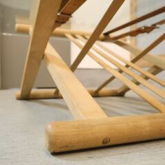 HASLEV(ハスレヴ)社の廃番稀少品、Rise＆Fall(ライズアンドフォール)リビングテーブルです。ベルト部分を好みの位置で締めることでテーブルの高さを調整できる昇降式ガラステーブル。の画像