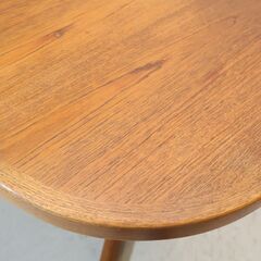 デンマークのメーカーGUDME(グドメ)社より伸長式ダイニングテーブルです。北欧家具らしい丸みを帯びたシンプルなデザインのヴィンテージのエクステンションテーブル。来客やパーティーなどでも活躍♪の画像